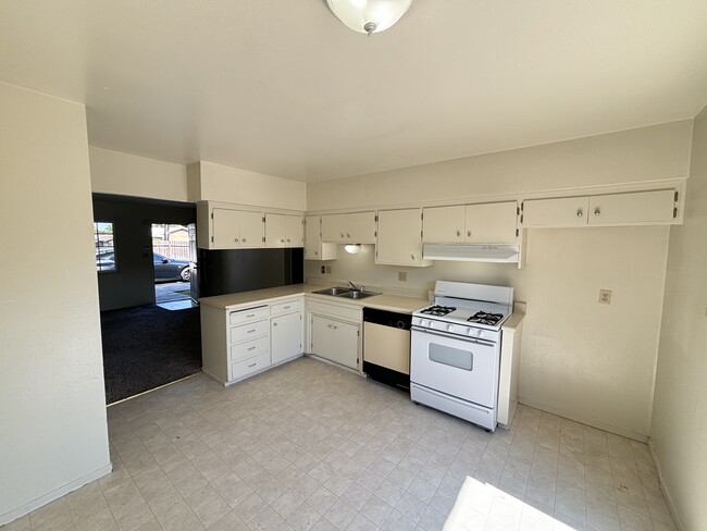 1704 Rose Ave in Modesto, CA - Building Photo - Building Photo