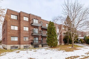 33 Hasting Rue in Dollard-des-Ormeaux, QC - Building Photo