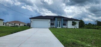 1050 Eisenhower Blvd in Lehigh Acres, FL - Building Photo