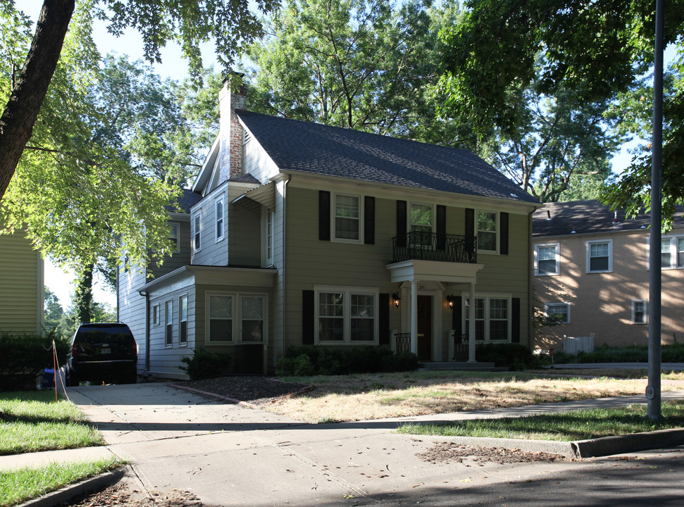 205 E Winthrope Rd in Kansas City, MO - Building Photo