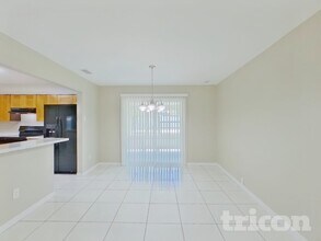 111 Sheryl Lynn Dr in Brandon, FL - Foto de edificio - Building Photo