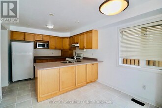 2397 Gladstone Ave in Oakville, ON - Building Photo - Building Photo