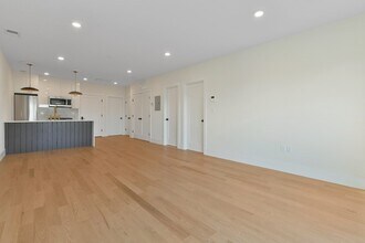 219 Paris St in Boston, MA - Building Photo - Building Photo