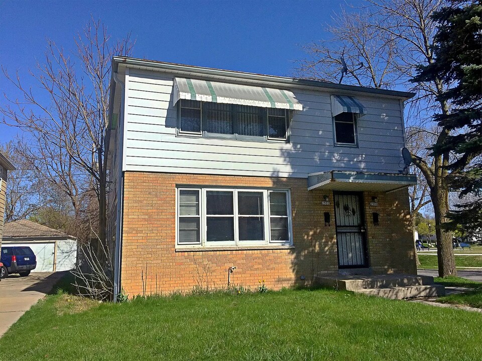 2500-2502-2502 N 56th St in Milwaukee, WI - Foto de edificio
