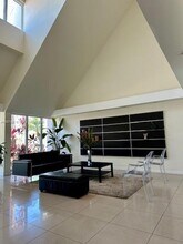 120 Lakeview Dr in Weston, FL - Building Photo - Building Photo