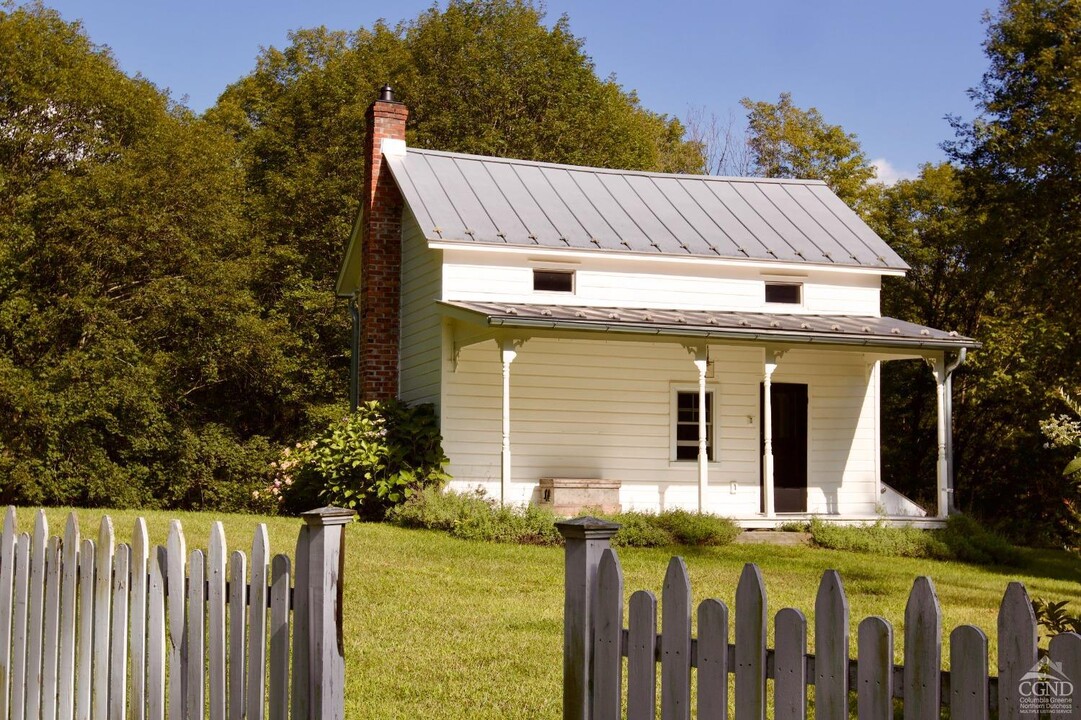 64 E Pond Lilly Rd in Ancram, NY - Foto de edificio