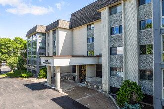 The Lanterns Edina in Edina, MN - Foto de edificio - Building Photo