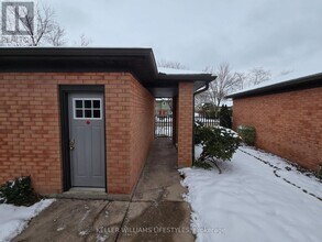 65 Fiddlers Green Rd in London, ON - Building Photo - Building Photo