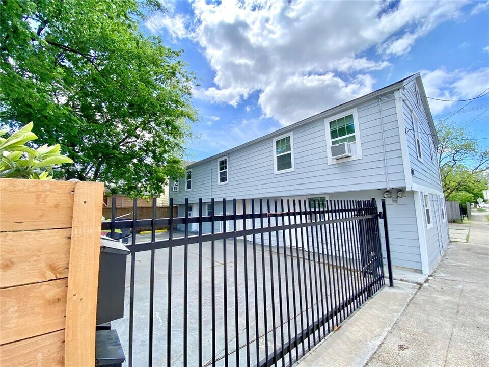 408 N 67th St, Unit 3 Photo