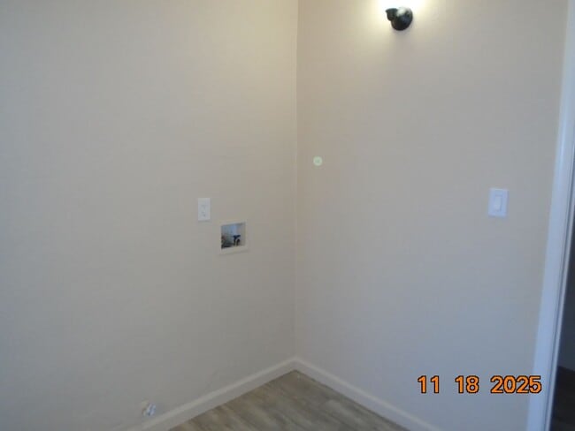 319 E Nugent St in Lancaster, CA - Foto de edificio - Building Photo