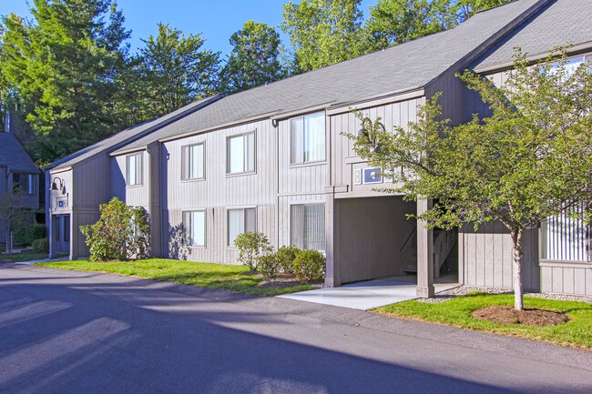 Woodlake Apartments in Albany, NY - Building Photo - Building Photo