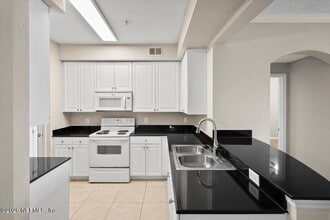 8539 Gate Pkwy W in Jacksonville, FL - Building Photo - Building Photo