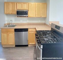 329 Paris St in Boston, MA - Building Photo