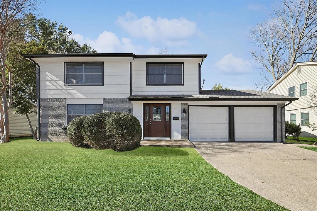 9039 Pinewood Dr in Dallas, TX - Building Photo