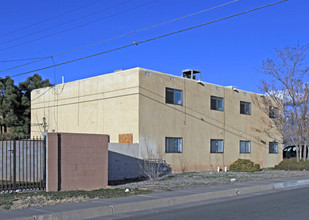 301-305 Grove St NE in Albuquerque, NM - Building Photo - Building Photo