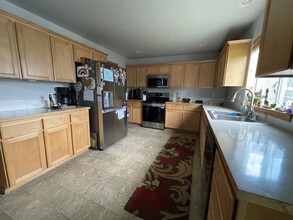 6948 Stone St SE in Lacey, WA - Foto de edificio - Building Photo