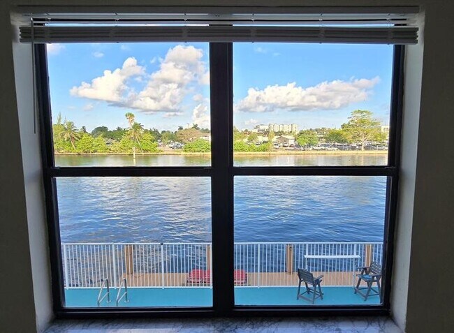 property at 105 S Riverside Dr