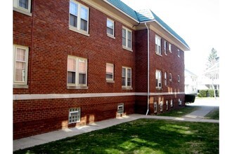 Larchmont Apartments in Lakewood, OH - Building Photo - Building Photo