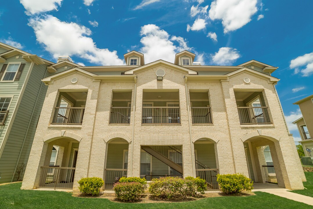 Silverton Village in Ennis, TX - Foto de edificio