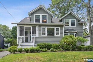 211 Pinelynn Rd in Glen Rock, NJ - Building Photo