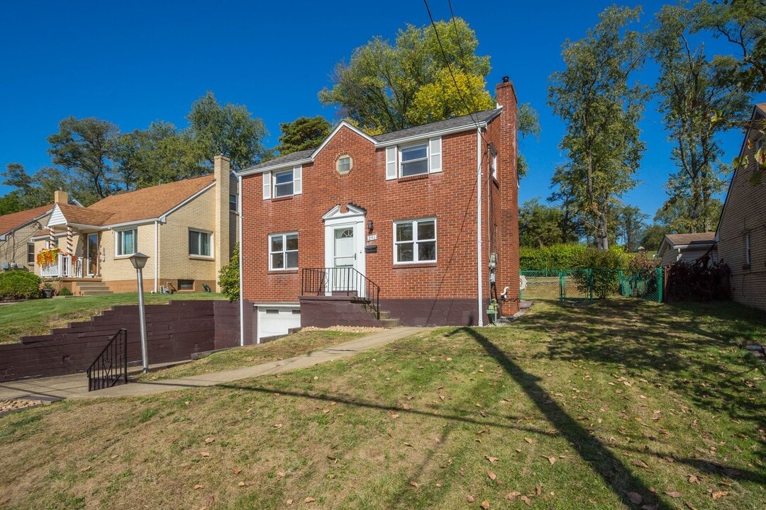 291 Pheasant Dr in Pittsburgh, PA - Building Photo