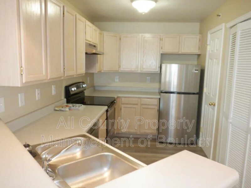 1830 W Centennial Dr in Louisville, CO - Building Photo