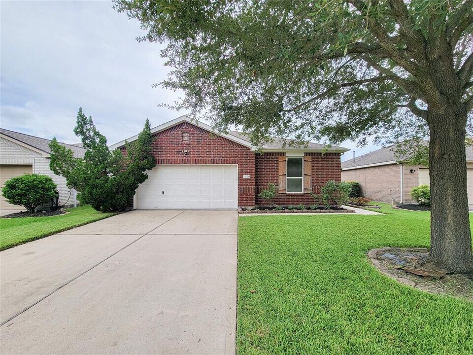 1610 Pointe Leone in League City, TX - Building Photo