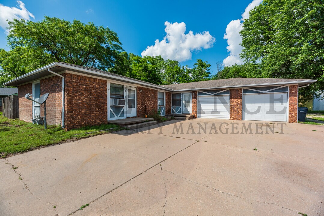 1318 Peach Ave in Haysville, KS - Building Photo