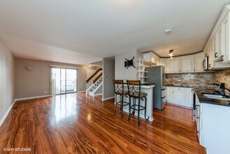 1030 Emerald Dr in Schaumburg, IL - Building Photo - Building Photo