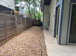 1404 Singleton Ave in Austin, TX - Foto de edificio - Building Photo
