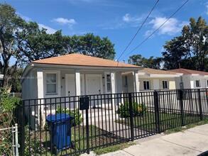 2761 NW 45th St in Miami, FL - Building Photo - Building Photo