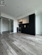 285-285 Dufferin St in Toronto, ON - Building Photo - Building Photo