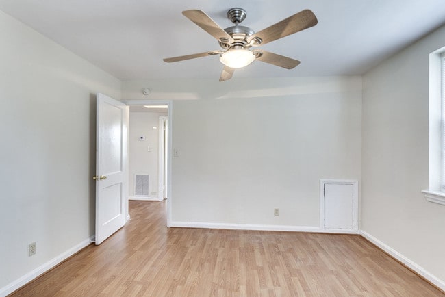 Mason Arms Apartments in Alexandria, VA - Building Photo - Building Photo