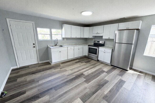 4850 16th St in Zephyrhills, FL - Building Photo - Building Photo