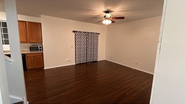 1096 Clover Dr in Minooka, IL - Foto de edificio - Building Photo