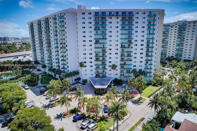19380 Collins Ave, Unit 1402 in Sunny Isles Beach, FL - Building Photo - Building Photo
