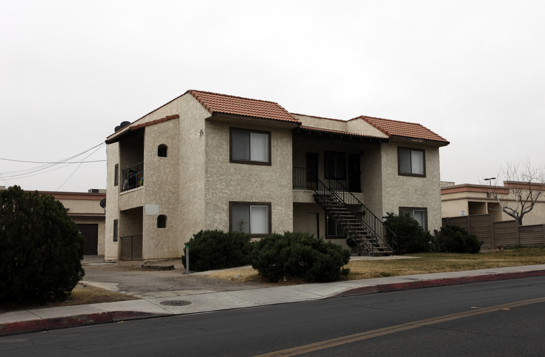 616 E Virginia Way in Barstow, CA - Foto de edificio