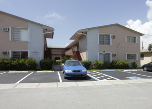 Glades River Apartments in North Miami Beach, FL - Building Photo - Building Photo