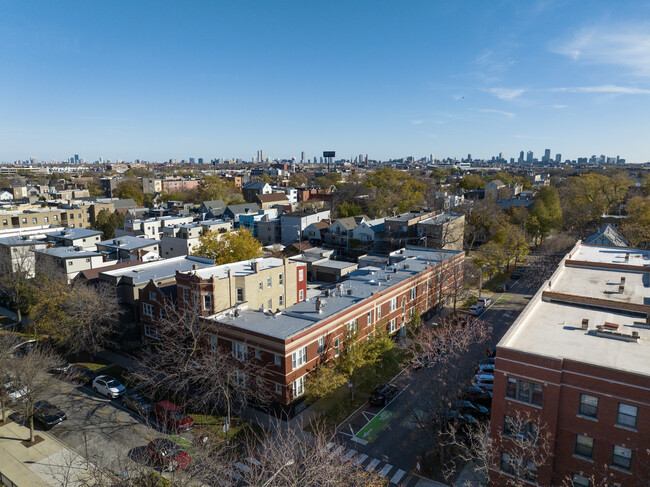 2570-2576 W Lyndale St in Chicago, IL - Building Photo - Building Photo