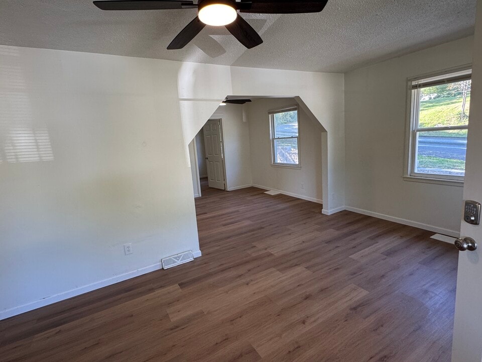 8801 E Independence Ave in Independence, MO - Foto de edificio