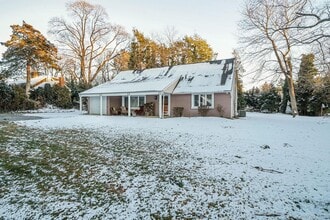 6 Fairfields Ln in Huntington Station, NY - Foto de edificio - Building Photo