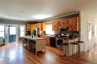 68 Hopkins Rd in Warren, CT - Building Photo - Building Photo