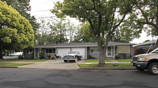 1105-1109 Junipero Ave in Redwood City, CA - Foto de edificio - Building Photo