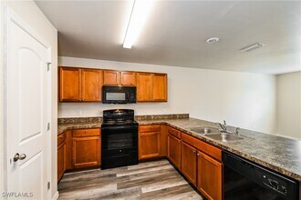 1737 NW 6th Pl in Cape Coral, FL - Foto de edificio - Building Photo
