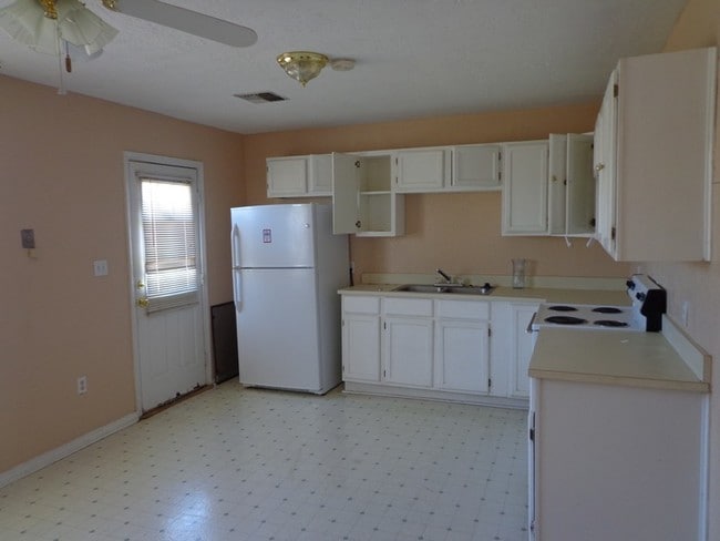 2213 NW 28th St in Lawton, OK - Building Photo - Building Photo