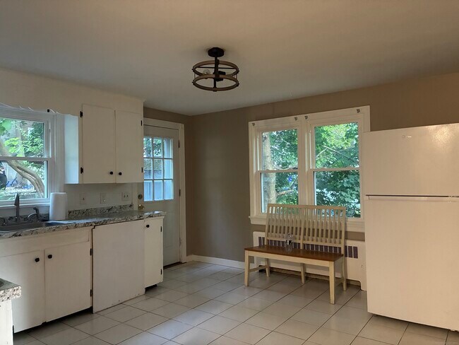 10 Keller Ave in Enfield, CT - Building Photo - Building Photo