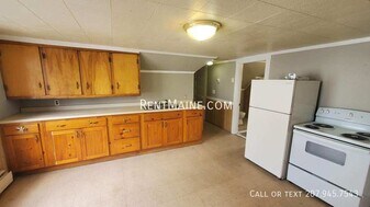 92 Clinton Ave, Unit A3 in Winslow, ME - Building Photo