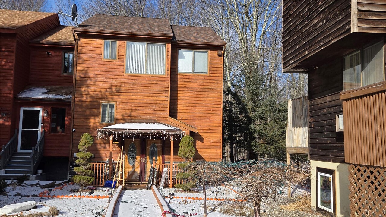 51 Alpine Dr in Woodridge, NY - Building Photo