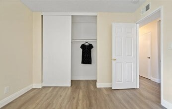 2692 N Berkeley St in Orange, CA - Foto de edificio - Building Photo