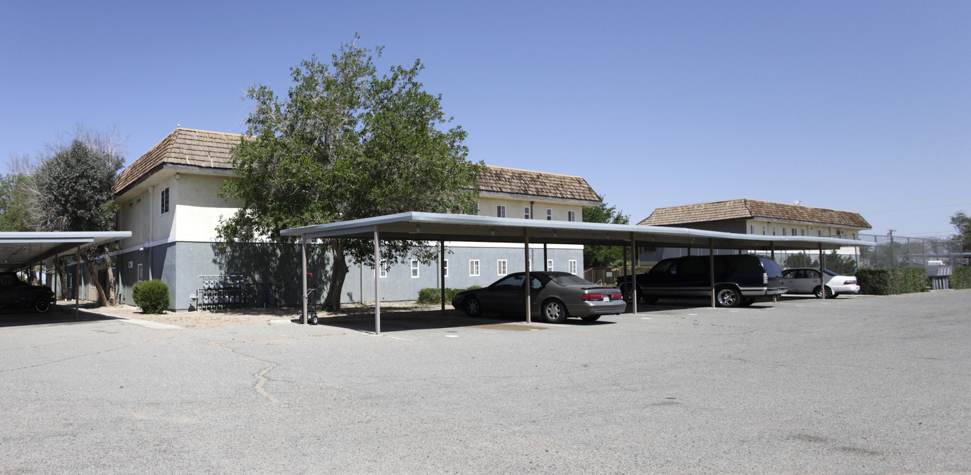 Raintree Gardens in Adelanto, CA - Foto de edificio